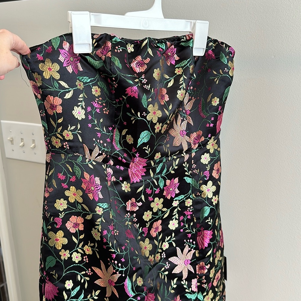 Lulu’s floral strapless dress. Size M. Tagged attached. Never worn.